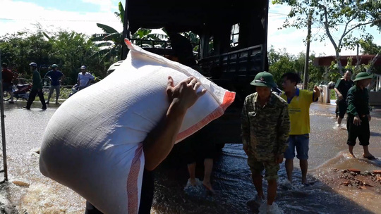 Vỡ kênh dẫn tràn hồ Gia Hoét, di dời hàng chục hộ dân - 5