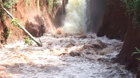 Vỡ kênh dẫn tràn hồ Gia Hoét, di dời hàng chục hộ dân - 2