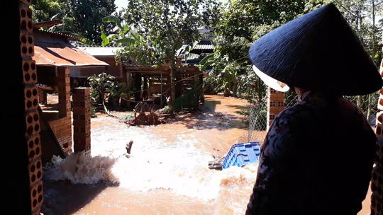 Vỡ kênh dẫn tràn hồ Gia Hoét, di dời hàng chục hộ dân - 3