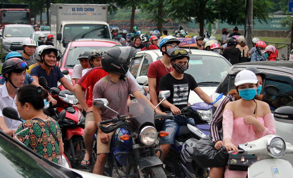 Theo chân bà Tiến “điên” dẹp loạn giao thông Hà Nội - 1