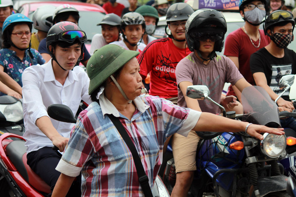 Theo chân bà Tiến “điên” dẹp loạn giao thông Hà Nội - 5