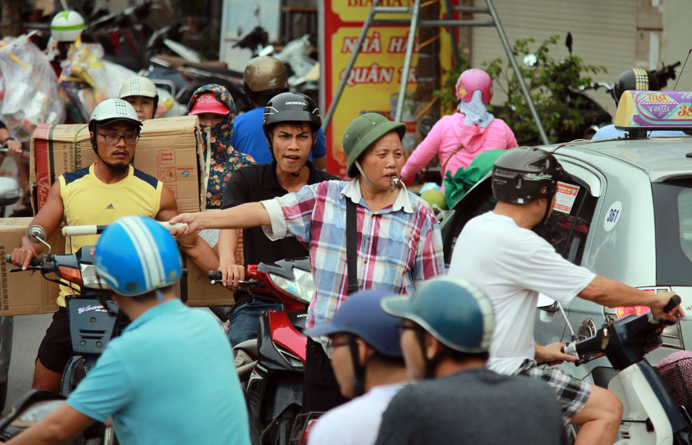 Theo chân bà Tiến “điên” dẹp loạn giao thông Hà Nội - 4