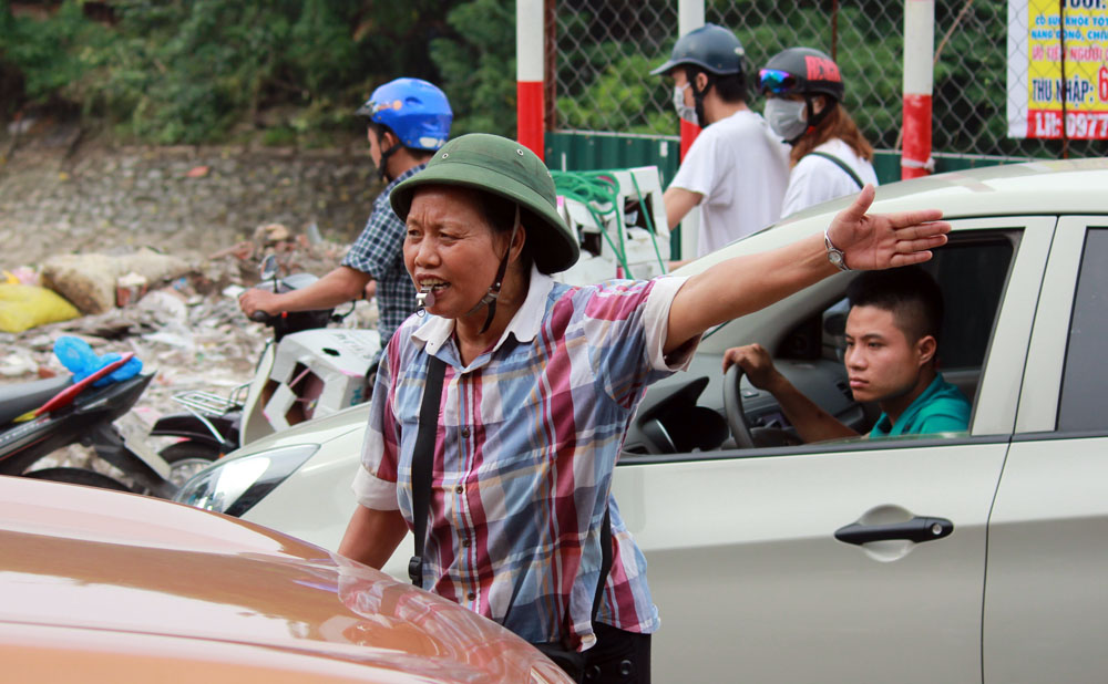 Theo chân bà Tiến “điên” dẹp loạn giao thông Hà Nội - 9