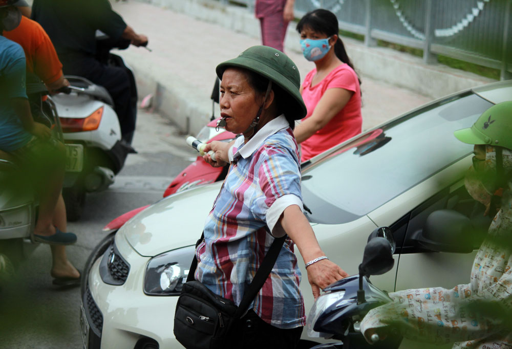 Theo chân bà Tiến “điên” dẹp loạn giao thông Hà Nội - 8