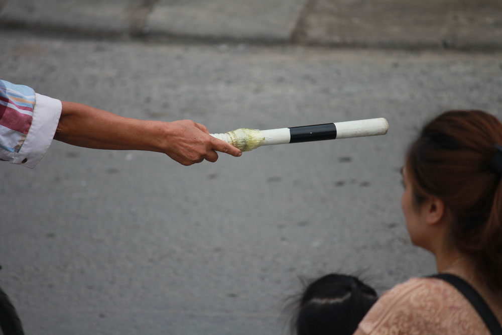 Theo chân bà Tiến “điên” dẹp loạn giao thông Hà Nội - 10