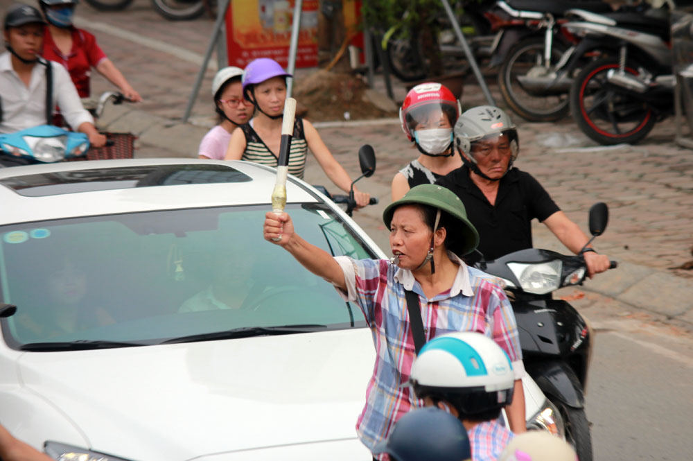 Theo chân bà Tiến “điên” dẹp loạn giao thông Hà Nội - 11