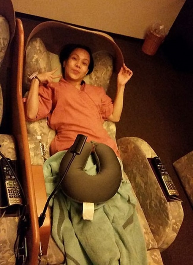 Năm 2014, nữ nghệ sĩ Việt Hương đăng tải bức ảnh mình nằm trên ghế của một tiệm massage tại Nhật và chia sẻ rằng cô cùng nhiều nghệ sĩ khác đến Nhật Bản chạy show nhưng không được đối đãi một cách chu đáo.