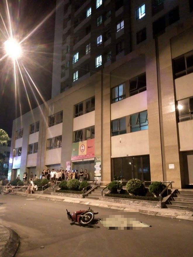 Hà Nội: Cô gái trẻ rơi từ tầng 25 xuống suýt trúng người đi xe máy - 1