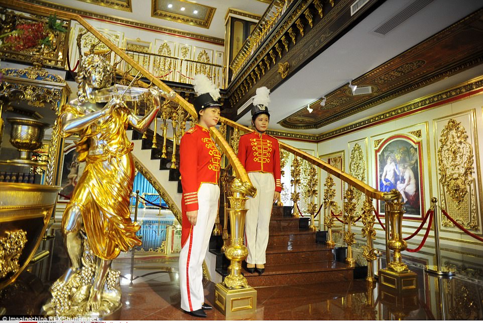 Choáng ngợp nội thất xa hoa bên trong “cung điện Versailles” ở Trung Quốc - 2