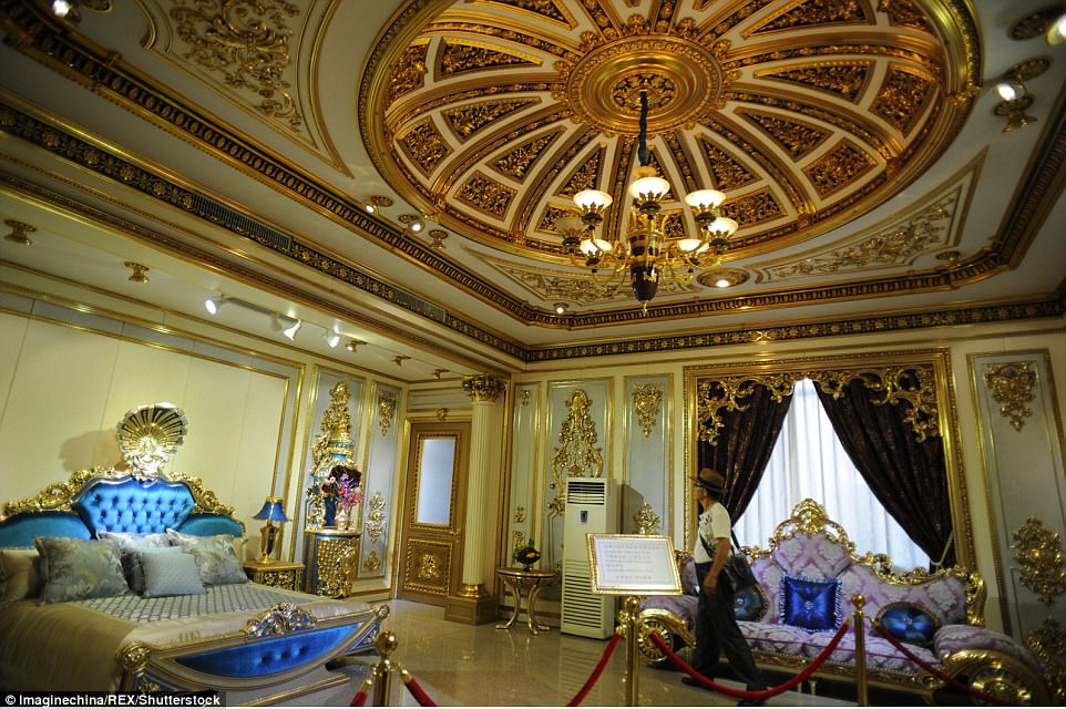 Choáng ngợp nội thất xa hoa bên trong “cung điện Versailles” ở Trung Quốc - 3