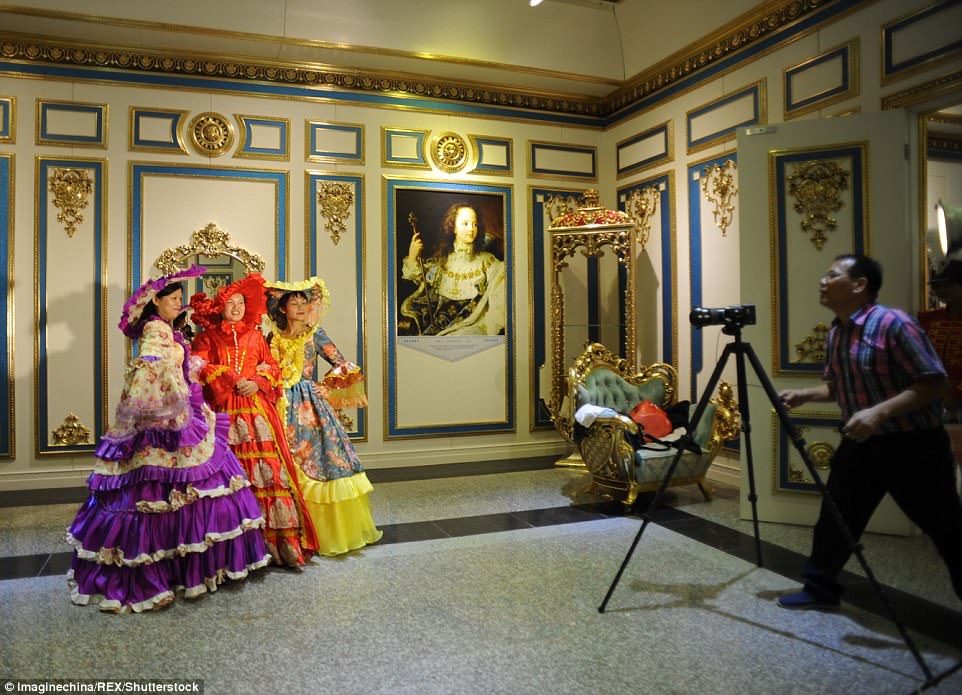 Choáng ngợp nội thất xa hoa bên trong “cung điện Versailles” ở Trung Quốc - 9