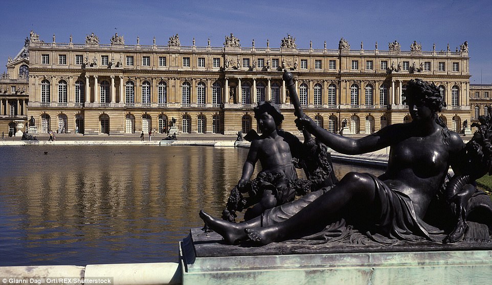 Choáng ngợp nội thất xa hoa bên trong “cung điện Versailles” ở Trung Quốc - 5