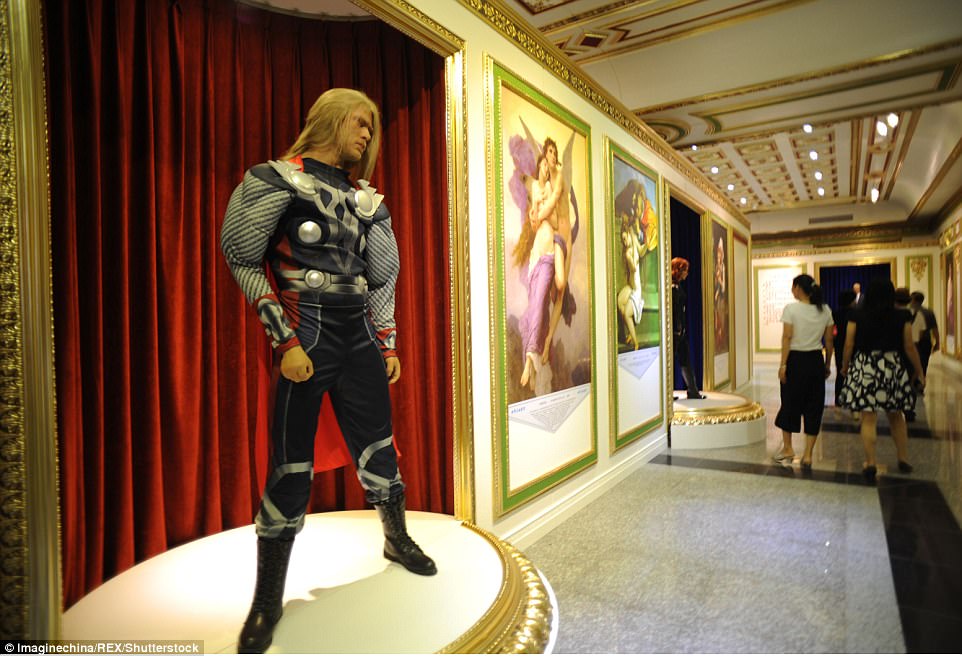 Choáng ngợp nội thất xa hoa bên trong “cung điện Versailles” ở Trung Quốc - 10