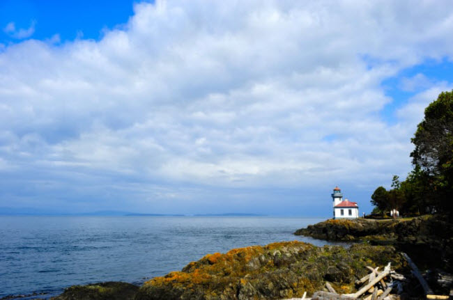 San Juan, Washington: Đây là hòn đảo lớn nhất thuộc nhóm đảo nằm giữa Washington và Vancouver. Hòn đảo là nơi sinh sống của các nghệ sĩ, ngư dân và người lập di thích phong cảnh đồng quê và sự yên tĩnh.