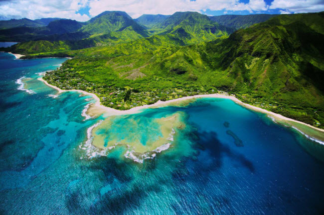 Kauai, Hawaii: Được mệnh danh là đảo vườn, Kauai nổi tiếng với rừng nhiệt đới phủ xanh bờ biển gồ ghề.