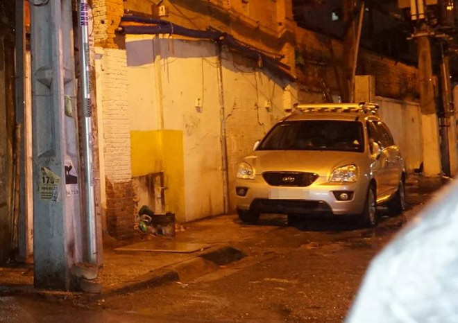 Đỗ xe trên vỉa hè, đôi nam nữ trả giá bằng 1 triệu 6 - 2