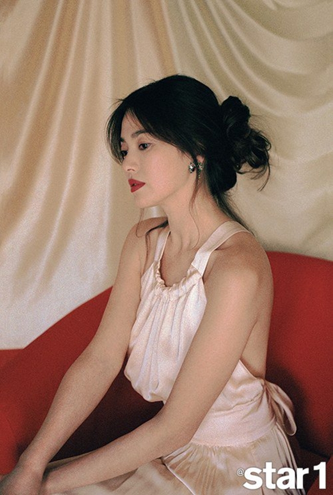 Hiện tại, Song Hye Kyo đang chuẩn bị kết hôn với tình trẻ Song Joong Ki khi đóng chung trong “Hậu duệ mặt trời”.