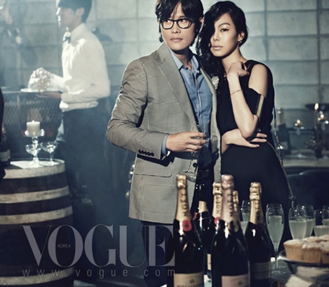 Cuối năm 2011, Lee lại bị đồn có quan hệ tình ái với Kim Min Hee khi cả hai cùng thuộc một công ty quản lý và có hành động "trên mức bạn bè".