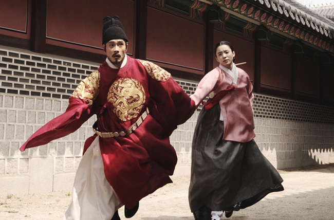 Sau khi đóng chung với nữ diễn viên Han Hyo Joo trong bộ phim "King of Chosun", Lee Byung Hun một lần nữa bị nghi hẹn hò.