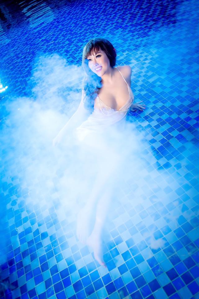 "Bấn loạn" vì Phi Thanh Vân khoe ngực đầy tạo dáng ướt sũng ở bể bơi - 3