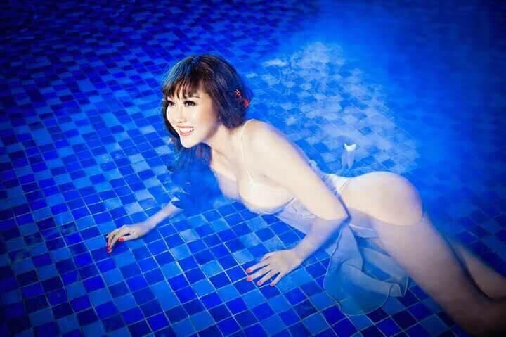 "Bấn loạn" vì Phi Thanh Vân khoe ngực đầy tạo dáng ướt sũng ở bể bơi - 12