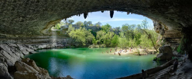 Hồi bơi Hamilton, bang Texas, Mỹ: Từ thành phố Austin, du khách mất khoảng 30 phút lái xe để tới bể bơi tự nhiên Hamilton, với nước trong xanh như ngọc và được bao quanh bởi vách núi đá vôi.