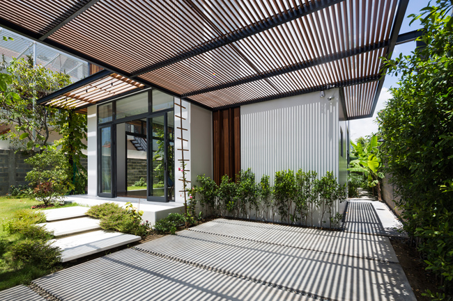Kiến trúc sư đã đưa ra giải pháp khối nhà với quy mô 1 trệt, 2 lầu, đảm bảo đủ các không gian chức năng và trồng cây xanh xen kẽ khắp nhà.