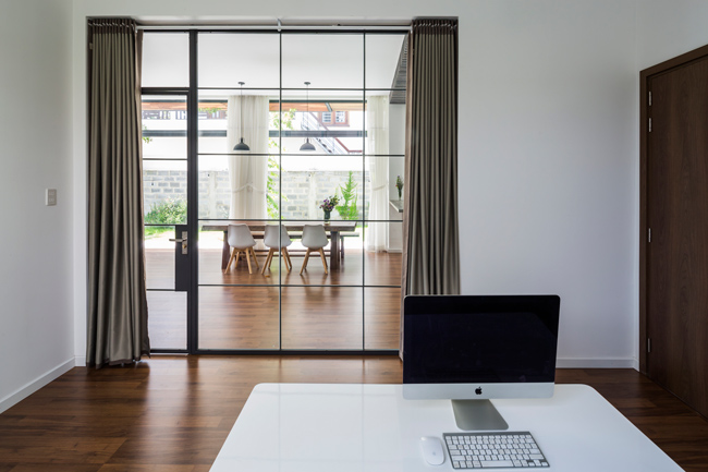 Thay vì những bức tường cứng ngắc, các kiến trúc sư sử dụng hệ thống lam gỗ hoặc cửa kính, đồ nội thất để ngăn cách các không gian sinh hoạt.