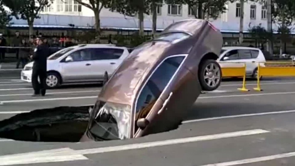 TQ: Tự dưng đất toác ra, kéo siêu xe 17 tỷ cắm đầu xuống - 1