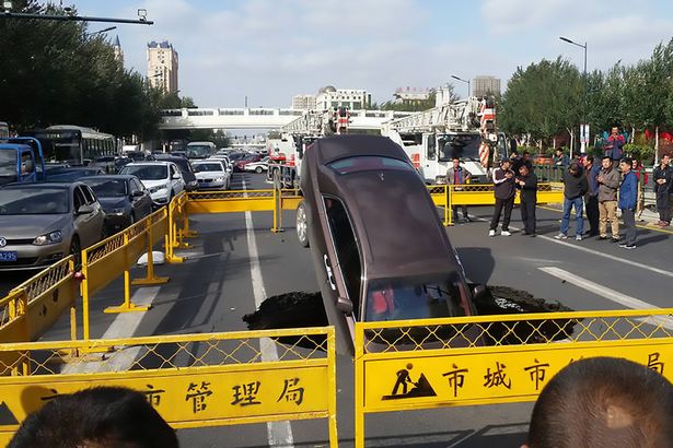 TQ: Tự dưng đất toác ra, kéo siêu xe 17 tỷ cắm đầu xuống - 3