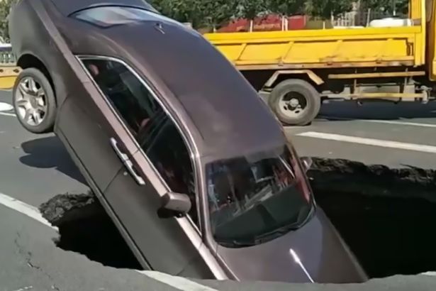 TQ: Tự dưng đất toác ra, kéo siêu xe 17 tỷ cắm đầu xuống - 2