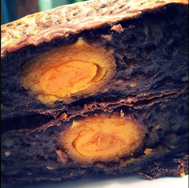 Một mẻ bánh nướng bị “quá lửa” mà ngỡ được làm từ nguyên liệu than tre.