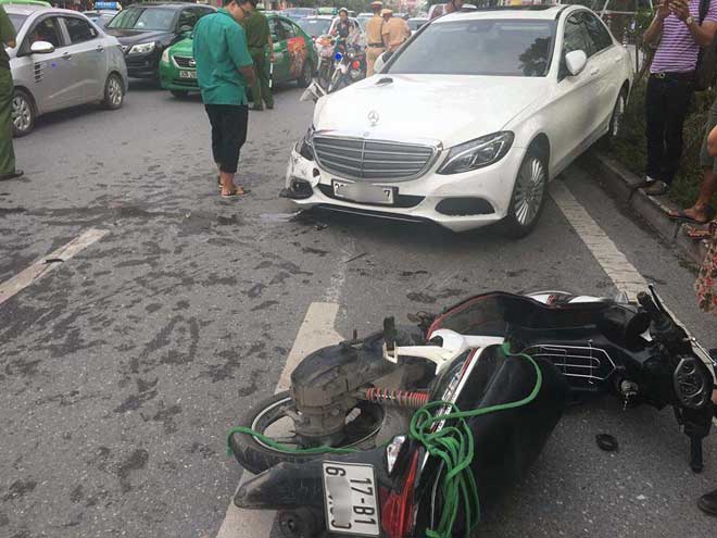 Xế hộp gây tai nạn liên hoàn, tài xế cố thủ trong xe - 2