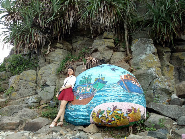 Những chiếc thúng được phủ lên đủ màu sắc và họa tiết làm không gian làng chài thêm bắt mắt.
