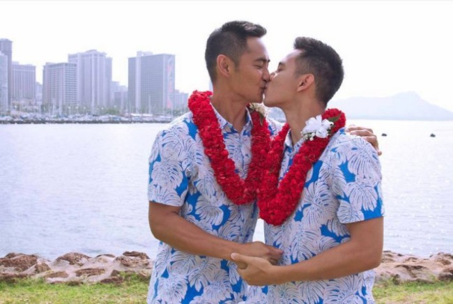 Mới đây, Hồ Vĩnh Khoa lại trở thành cái tên gây sốt khi công khai đám cưới đồng tính cùng bạn trai mang quốc tịch Thái Lan tại Mỹ. Trước đó anh từng đăng tải những bộ ảnh khoe thân nóng bỏng trên trang cá nhân và dính tin đồn liên quan đến giới tính.