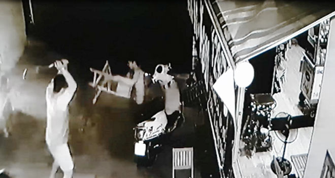 Camera ghi hình nhóm côn đồ truy sát người đàn ông ở Sài Gòn - 1