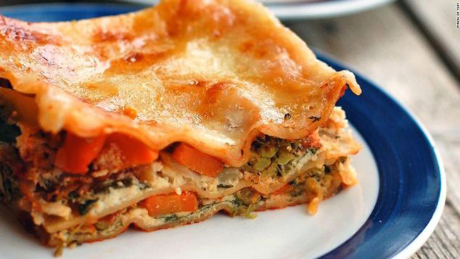Lasagna – Ý: Xếp thứ 2 trong danh sách những món ăn phải thử khi tới Ý, lasagna gồm nhiều lớp mỳ xếp chồng lên nhau, kẹp giữa là nhân với sốt cà chua và thịt băm, món ăn này hấp dẫn từ người lớn cho tới trẻ nhỏ.
