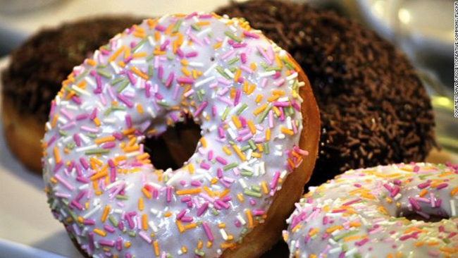 Donut – Mỹ: Chiếc bánh vòng chiên này đã trở nên nổi tiếng trên khắp thế giới. Miếng bánh mềm mại phủ lên thật nhiều chocolate và các loại kẹo rực rỡ sắc màu khác chắc chắn sẽ đốn gục mọi tín đồ hảo ngọt.