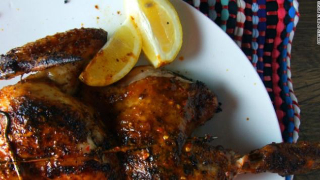 Gà piri-piri – Mozambique: Đây là món ăn có nguồn gốc từ Maputo, thủ đô của Mozambique. Thịt gà được nấu cùng chanh, hạt tiêu, tỏi, nước cốt dừa và sốt piri-piri.