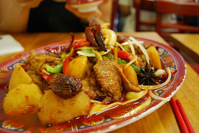 Gà muamba – Gabon: Thịt gà được nấu trong sốt cà chua, tỏi, ớt, hạt tiêu, muối, mướp tây và bơ cọ.