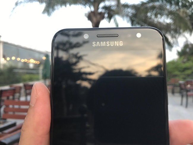 Camera trước của Galaxy J7+ có độ phân giải 16MP, khẩu độ f/1.9 tích hợp đèn LED flash, cùng bộ sticker vui nhộn và hiệu ứng xoá phông chủ động, mang lại hình ảnh selfie đẹp tự nhiên và sắc nét kể cả trong bóng tối.