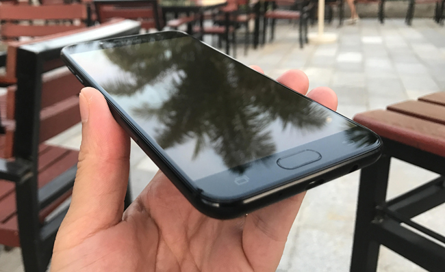 Galaxy J7+ có thân máy chỉ mỏng 7,9 mm cùng camera liền thân khiến chiếc điện thoại trở nên thanh lịch hơn.