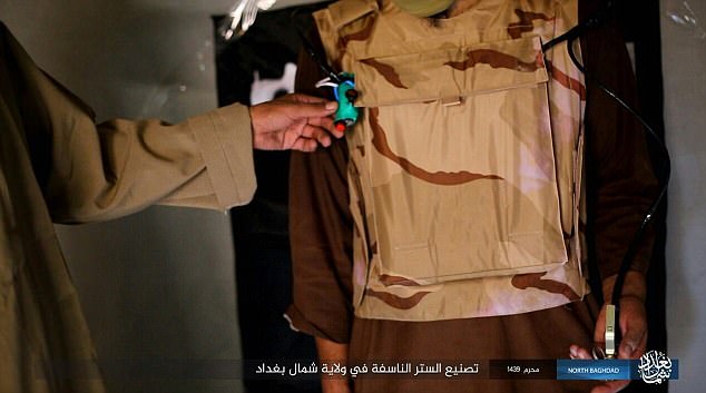 Bí mật bên trong &#34;áo vest tử thần&#34; của khủng bố IS - 1