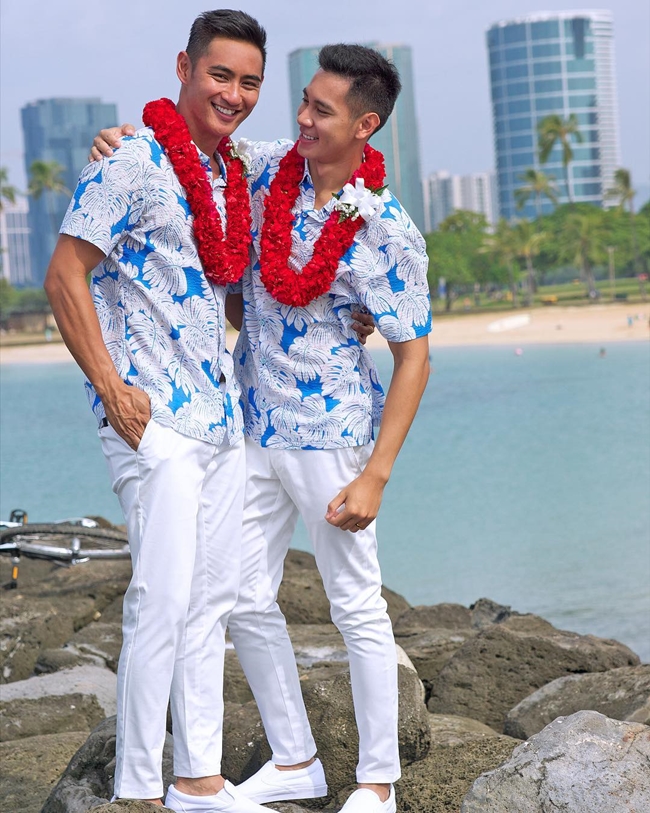 Chiều 1.10 vừa qua, Hồ Vĩnh Khoa và bạn trai Rhonee Rojas tổ chức hôn lễ tại Hawaii, Mỹ. Hôn lễ của cả diễn ra giản dị với sự tham gia của vài người thân. Đây là lần đầu tiên nam diễn viên công khai chuyện giới tính sau nhiều lần úp mở.
