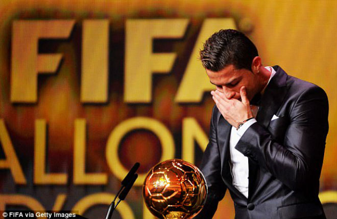 Ronaldo bán Quả bóng vàng 18 tỷ đồng, vượt vua Pele thành huyền thoại - 1