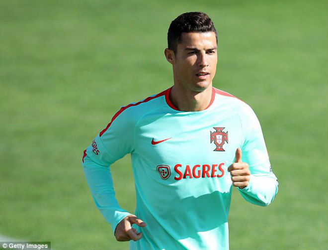 Ronaldo bán Quả bóng vàng 18 tỷ đồng, vượt vua Pele thành huyền thoại - 2