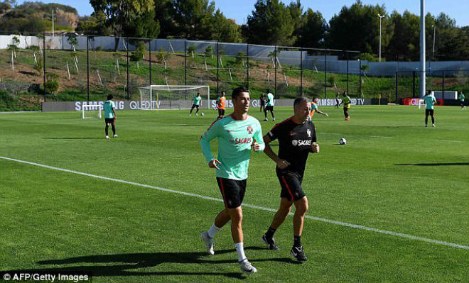 Ronaldo bán Quả bóng vàng 18 tỷ đồng, vượt vua Pele thành huyền thoại - 3