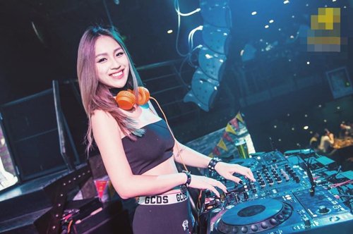 DJ Tít gợi cảm tới ngạt thở khi thử nghiệm áo 5cm cũn cỡn - 4