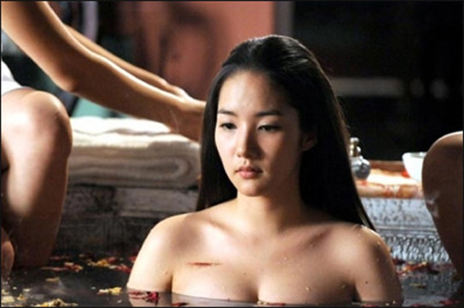 Từ phim truyền hình "Chuyện tình ở Sungkyunkwan" qua tới phim "Công chúa Ja Myung Go", nữ diễn viên Park Min Young cho thấy độ táo bạo tăng lên với cảnh tắm để lộ ngực trần.
