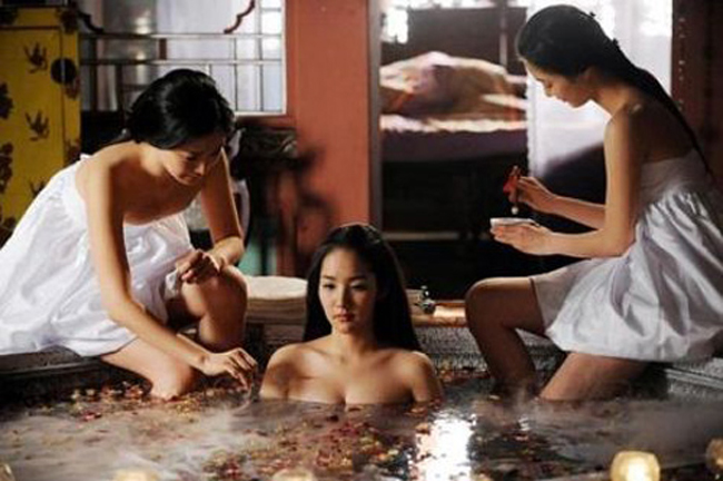 Cảnh quay tắm thiên nhiên này gây tranh cãi vì một số ý kiến cho rằng đạo diễn cố ý câu khách bằng việc để diễn viên nữ phô ngực.